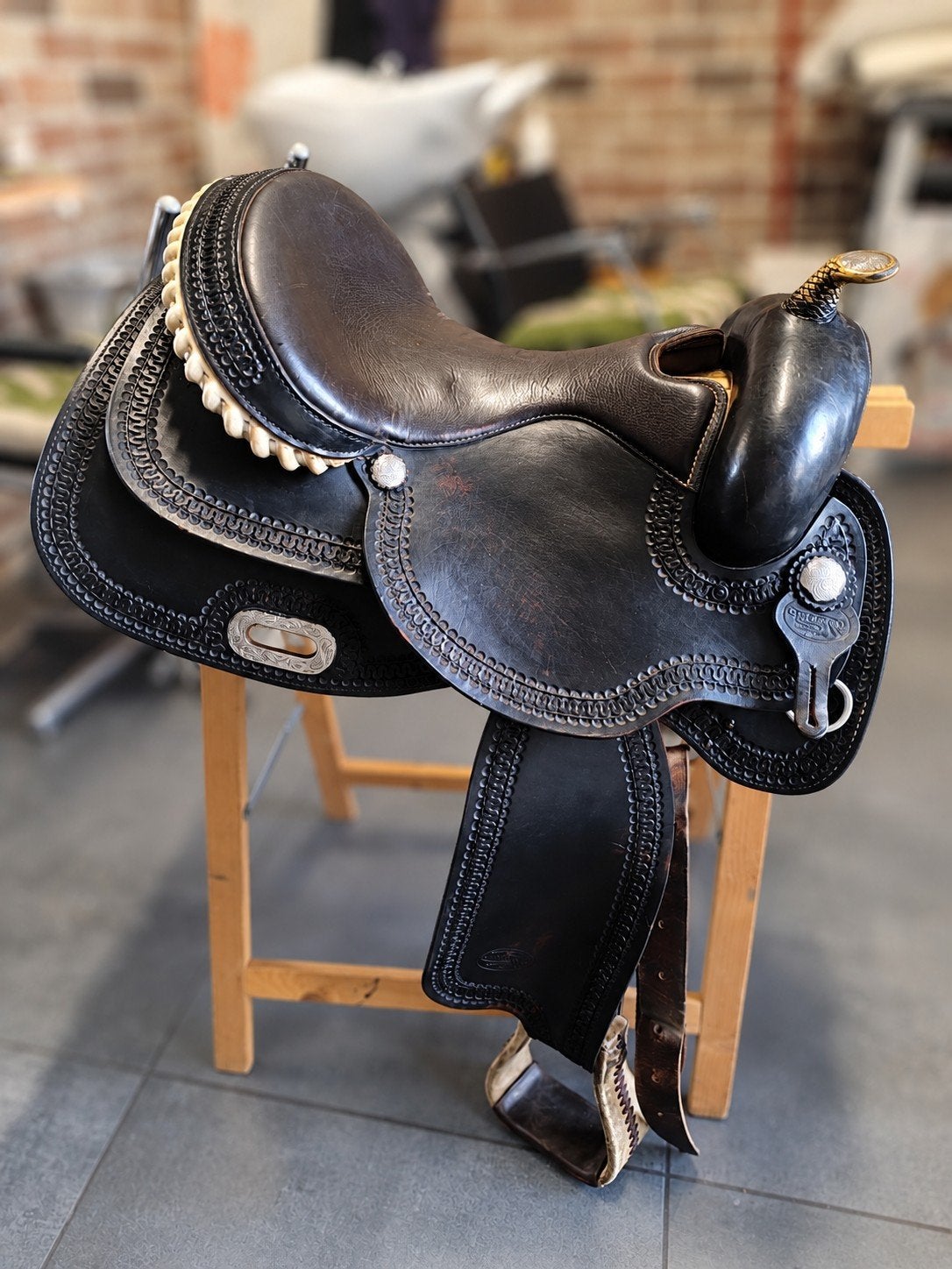 Selle Buccaro Western 16 pouces, Siège semi-creux, Étriers inclus, S (16 ou 16.5 pouces), Enlèvement