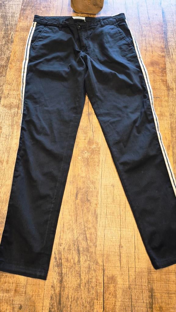 Zwarte chino met gouden zijstreep essentiel antwerp M, Kleding | Dames, Ophalen of Verzenden
