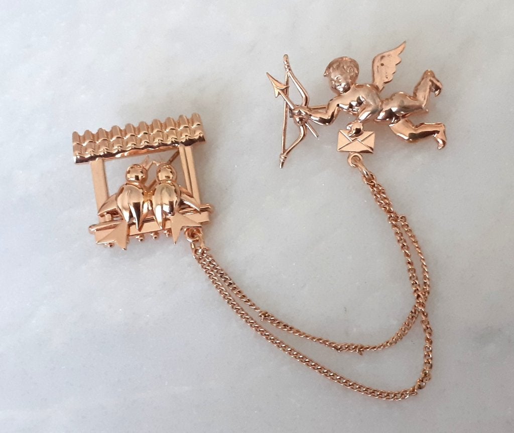 broche vintage engel en zwaluwen, Handtassen en Accessoires, Broches, Zo goed als nieuw, Overige materialen, Goud, Ophalen of Verzenden