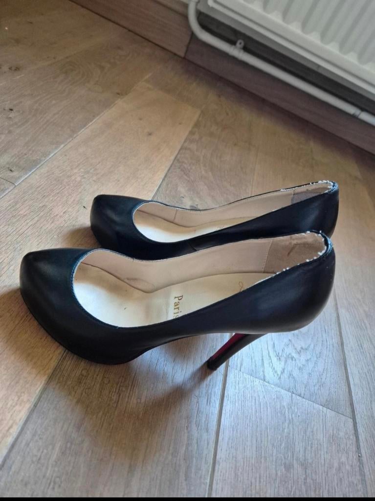 Zwarte pumps Louboutin maat 38, Kleding | Dames, Schoenen, Ophalen of Verzenden, Pumps