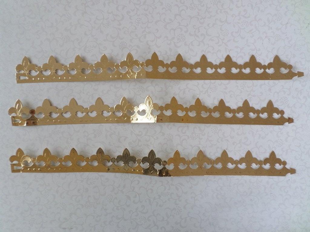 3 kronen papier karton goud pannenkoeken koningen koningin, Diversen, Ophalen of Verzenden, Nieuw