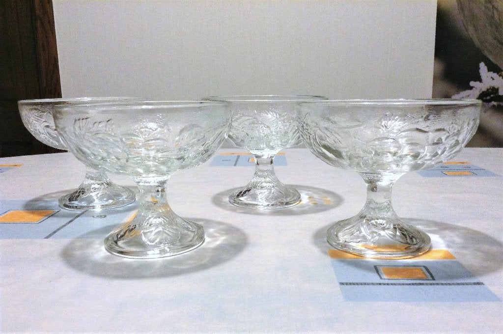 4 vintage dessert- of ijscoupes coupes op voet, Huis en Inrichting, Keuken | Servies, Glas of Glazen, Overige merken, Vintage