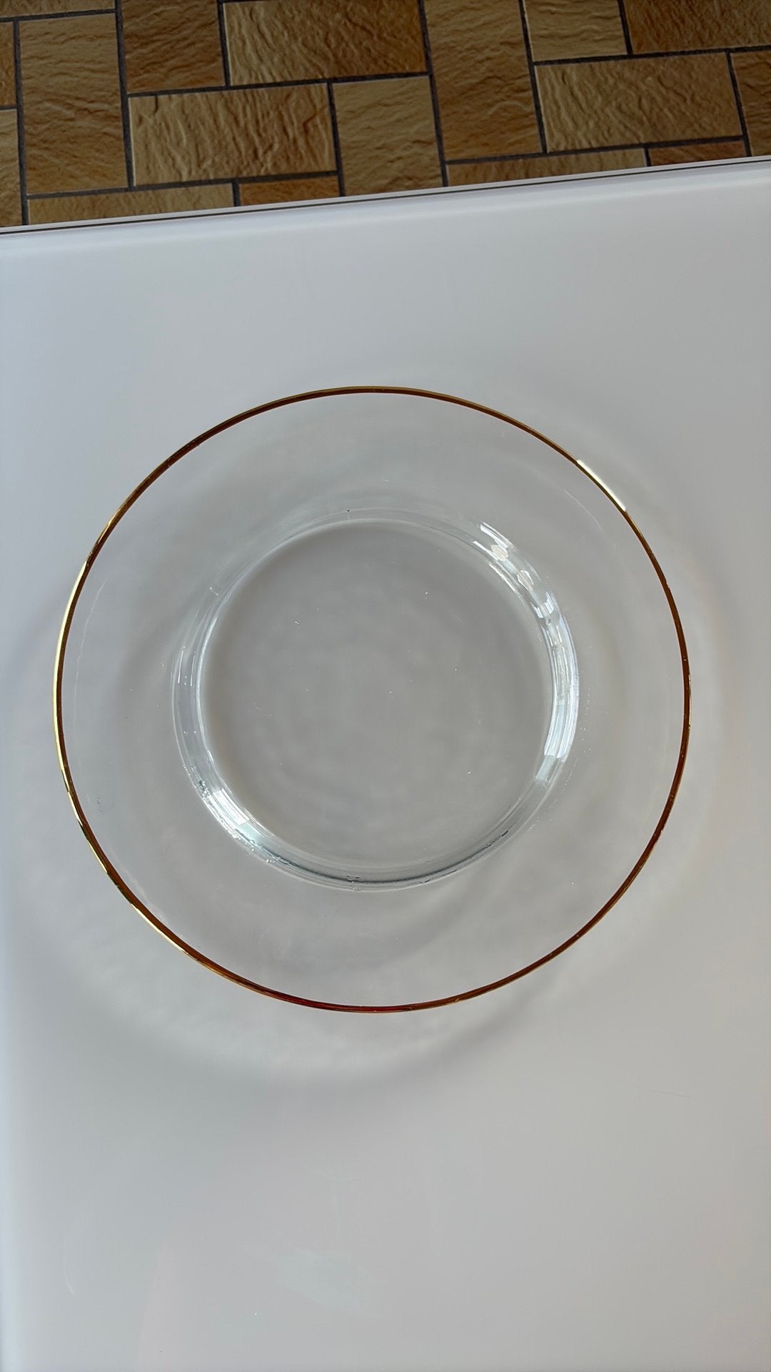 Av 12 assiettes en verre cerclées doré, diametre 33 cms., Maison & Meubles, Enlèvement, Comme neuf, Verre