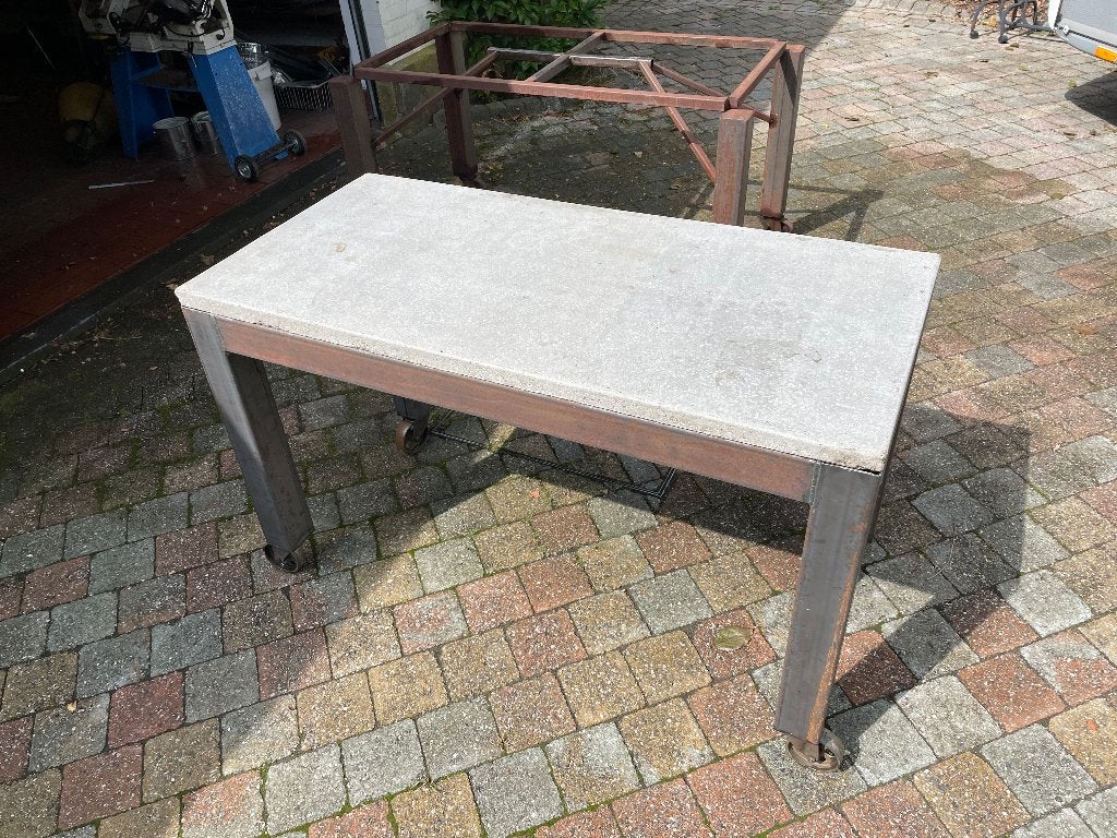 Vintage/industriële eettafel metaal met betonnen blad, Ophalen, 100 tot 150 cm, Nieuw, 50 tot 100 cm