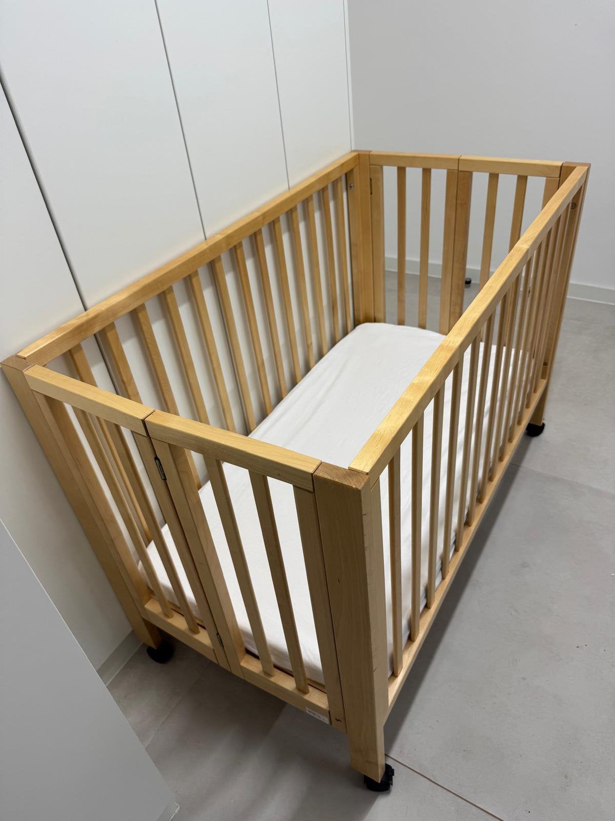 Houten baby plooibed, Ophalen, Zo goed als nieuw