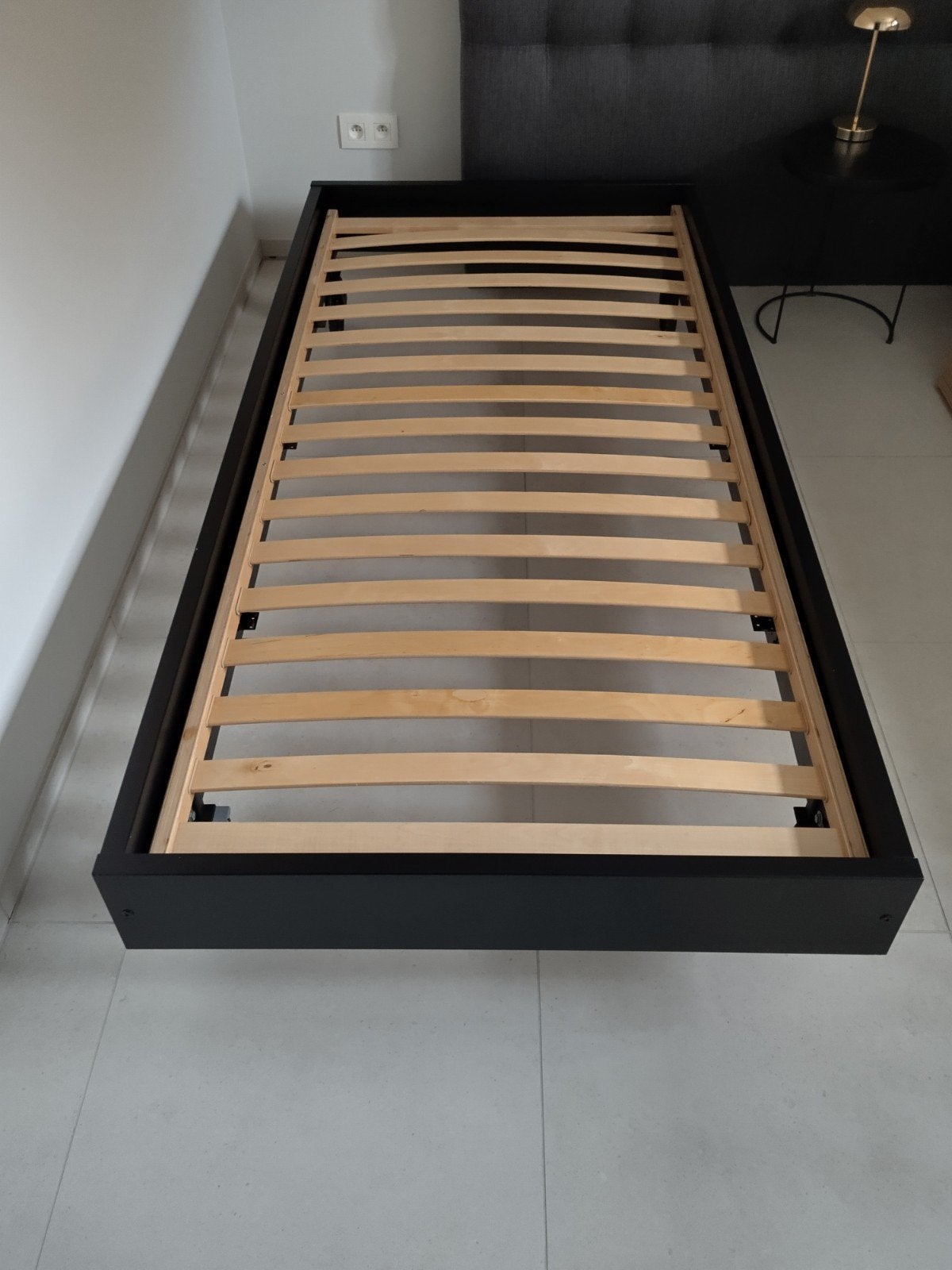 Gratis twee stevige éénpersoonsbedden op wielen 90x200 cm, Ophalen, Gebruikt, 90 cm, Eenpersoons
