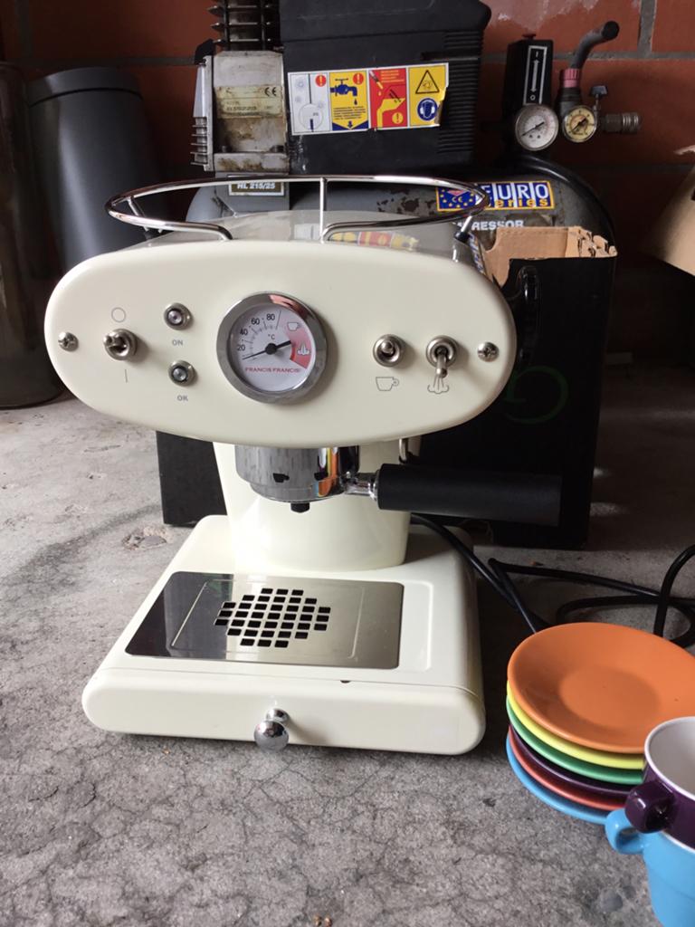 Kleine espresso machine  illy francis x1  (retro look), Ophalen, Zo goed als nieuw