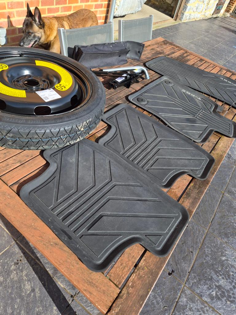 Roue de secours vw t-roc + tapis, Auto diversen, Automatten, Ophalen
