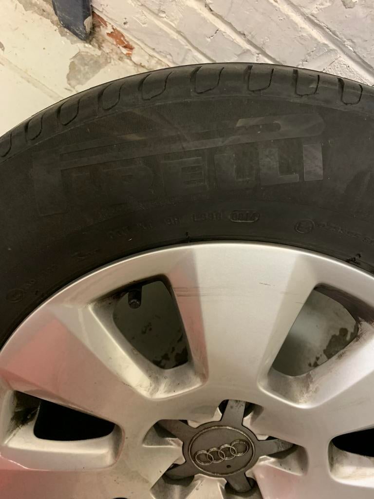 Audi 225/60 R16 banden en velgen, Ophalen, Gebruikt