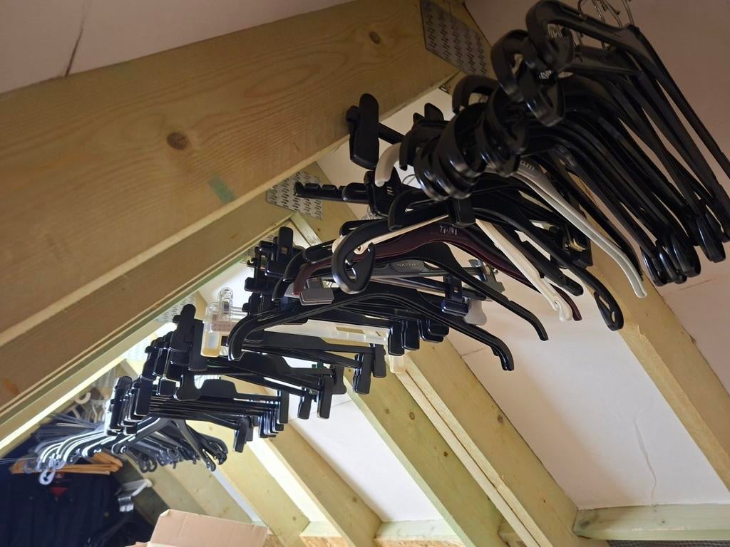 Lot van verschillende  kapstokken, Kleding | Dames, Kledinghangers, Ophalen