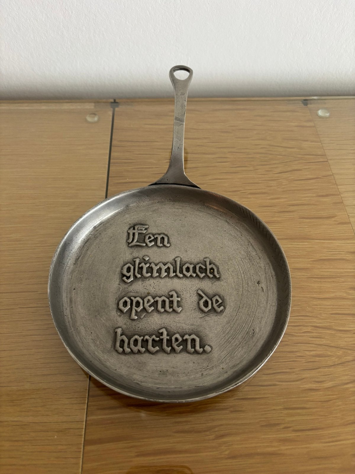 Tinnen schotel, Enlèvement