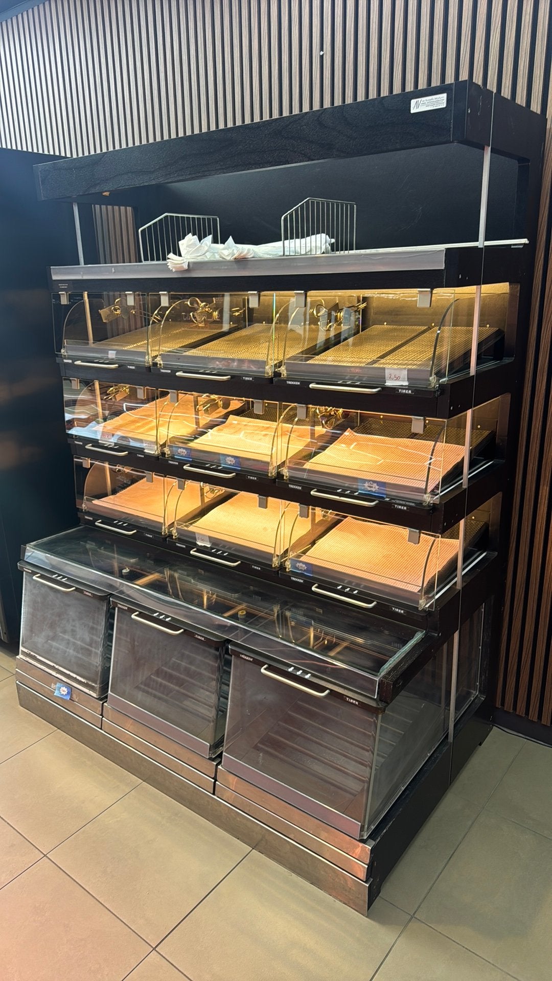 ÉTAGÈRE EN LIBRE-SERVICE AVEC ÉCLAIRAGE, Enlèvement, Utilisé, Boulangerie et Boucherie