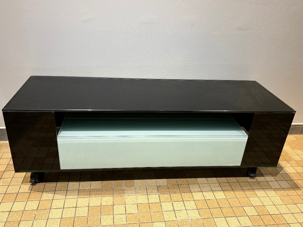 Modern TV-meubel van glas – Zwart & Wit – Op wieltjes, Ophalen, Gebruikt, 100 tot 150 cm, Info@denekster.com