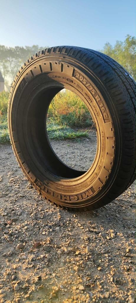 michelin agilis 81 .  205/75/16c 2 stuks, Ophalen, 16 inch, 205 mm, Band(en)