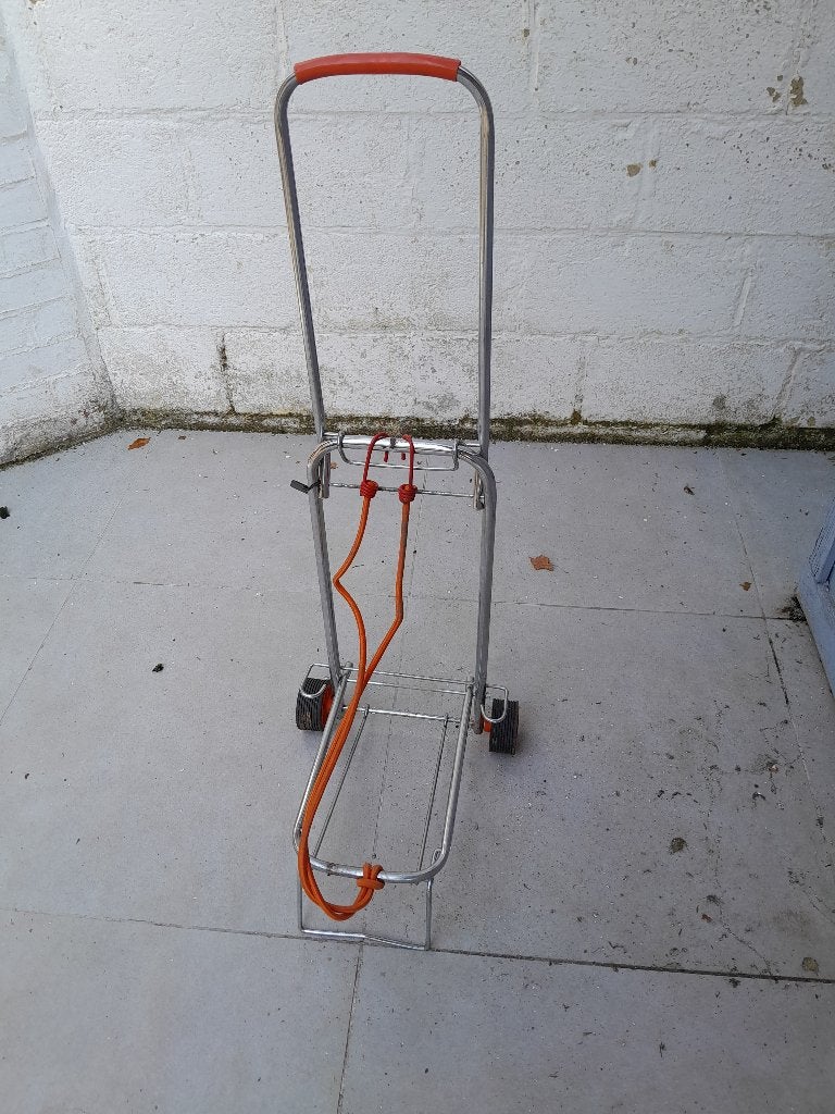 Chariot à main pliable 10€. Voir mes autres annonces., Enlèvement