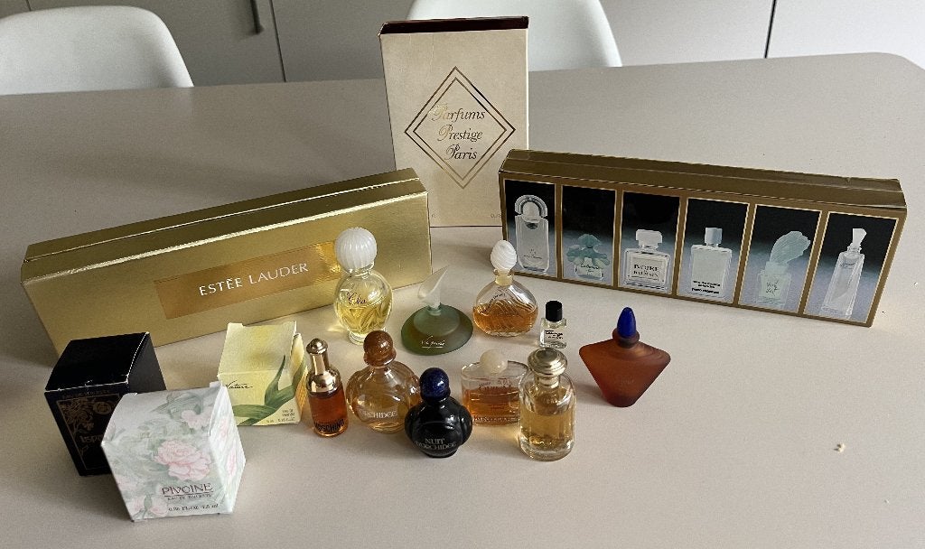 Vintage miniatuur parfums (o.a. Estée Lauder & Franse sets), Verzamelen, Ophalen, Zo goed als nieuw, Miniatuur, Gevuld