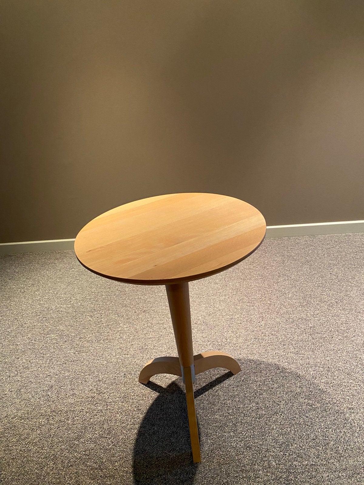 Lichte houten bijzettafel, Ophalen, Zo goed als nieuw, Rond