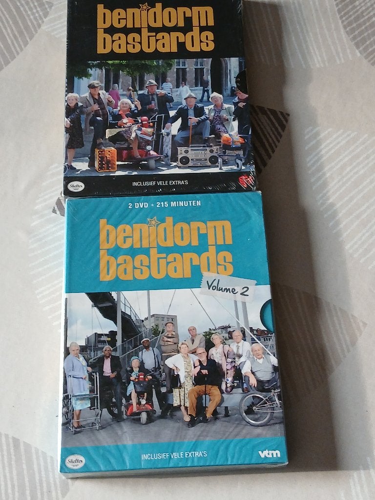 2 boxen van 2 DVD's Benidorm bastaards., Cd's en Dvd's, Dvd's | Overige Dvd's, Ophalen of Verzenden, Zo goed als nieuw