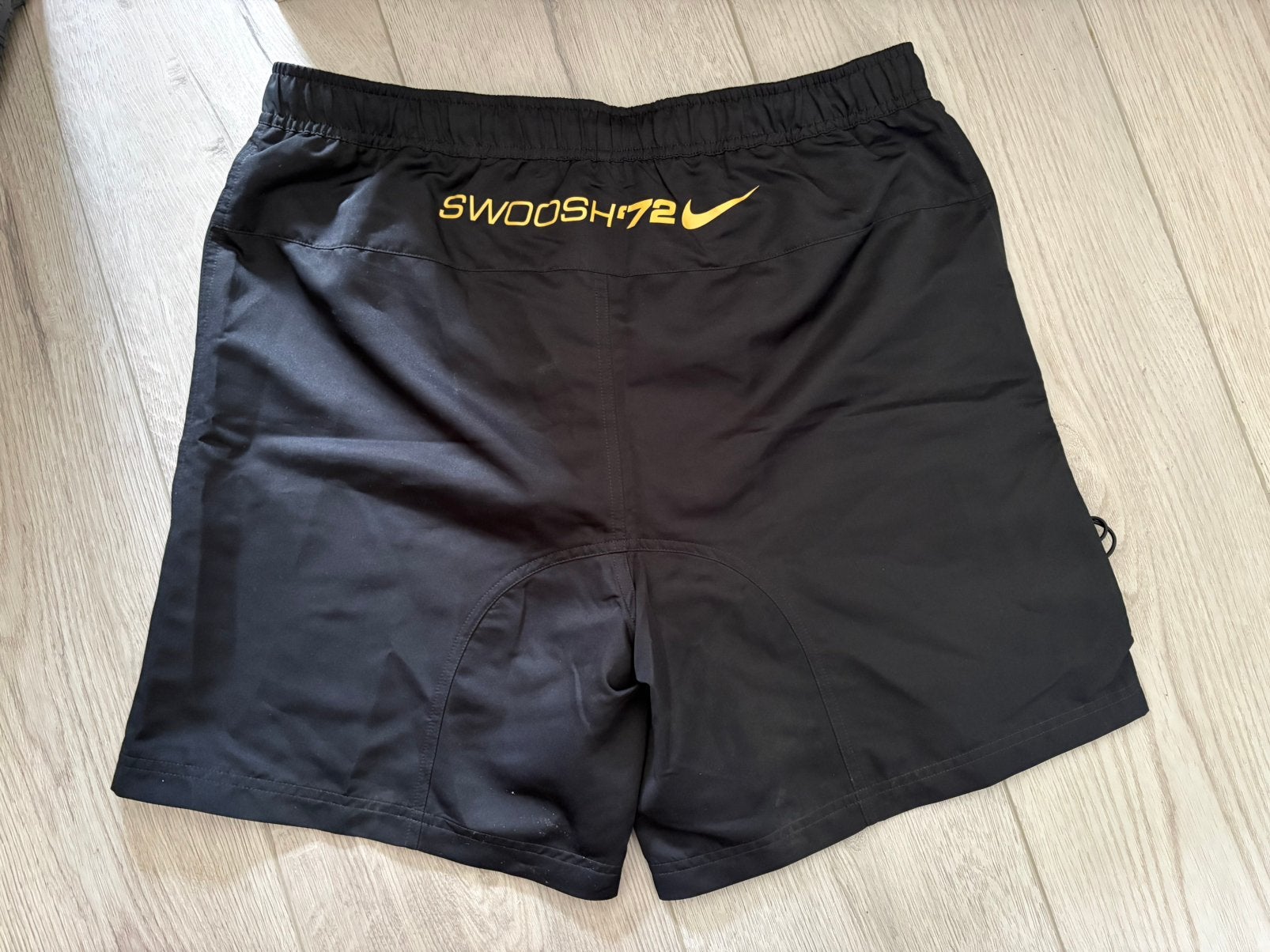 Nike short swoosh NIEUW Xl, Kleding | Heren, Sportkleding, Ophalen