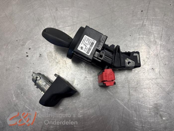 Kontaktslot + Sleutel van een Opel Vivaro, Gebruikt, -, -, Opel