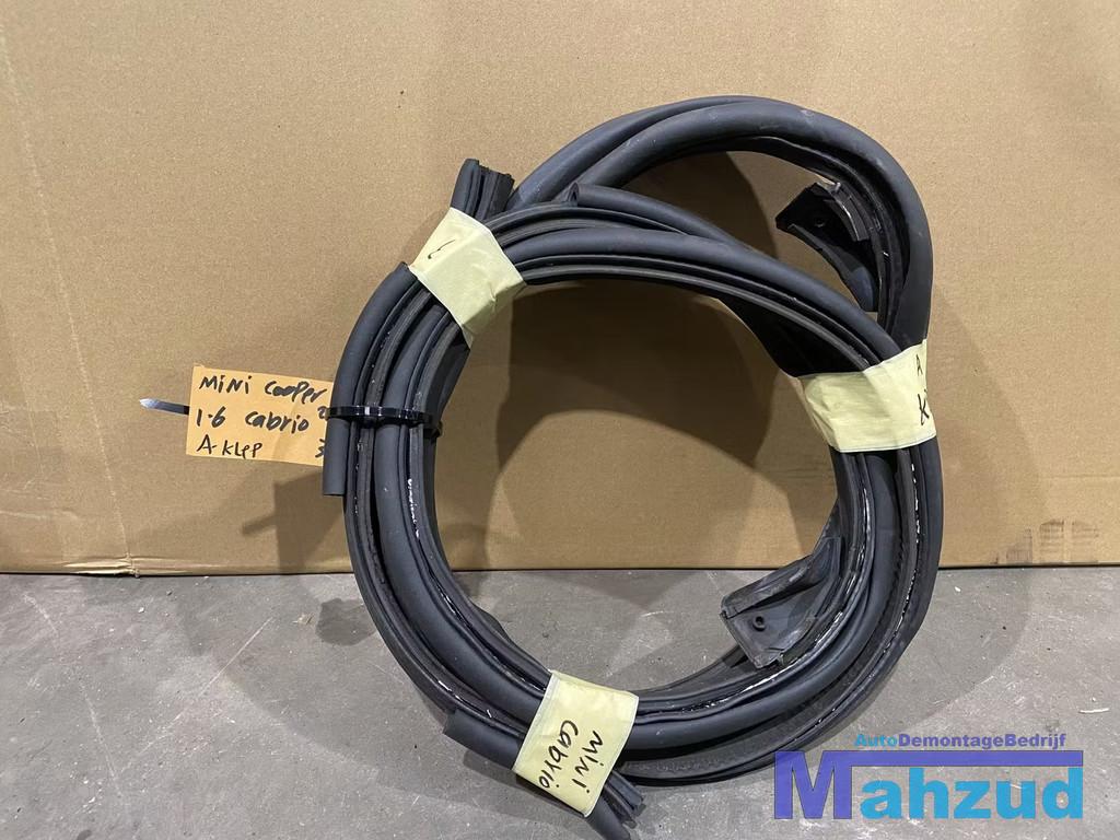 MINI COOPER ONE R52 achterklep rubber 2004-2008, Customer.service@mini.co.uk, BMW AG, Petuelring 130
80788  Munich, DE, Mini