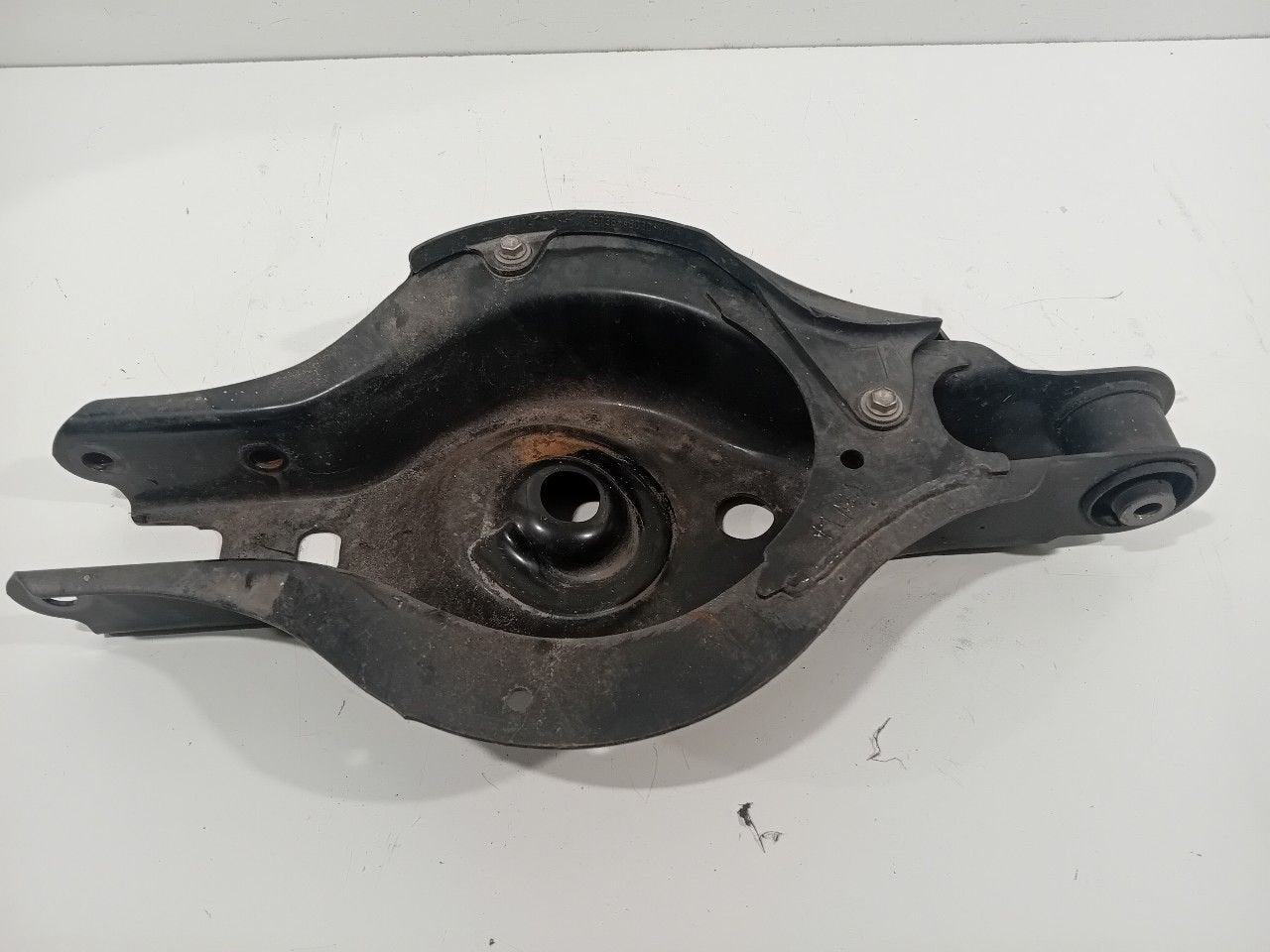 Draagarm links achter Lexus RX, Onderdelen@venauto.nl, Van der Ven Autorecycling B.V., Gebruikt, Ettenseweg 76, 4706 PB Roosendaal, The Netherlands