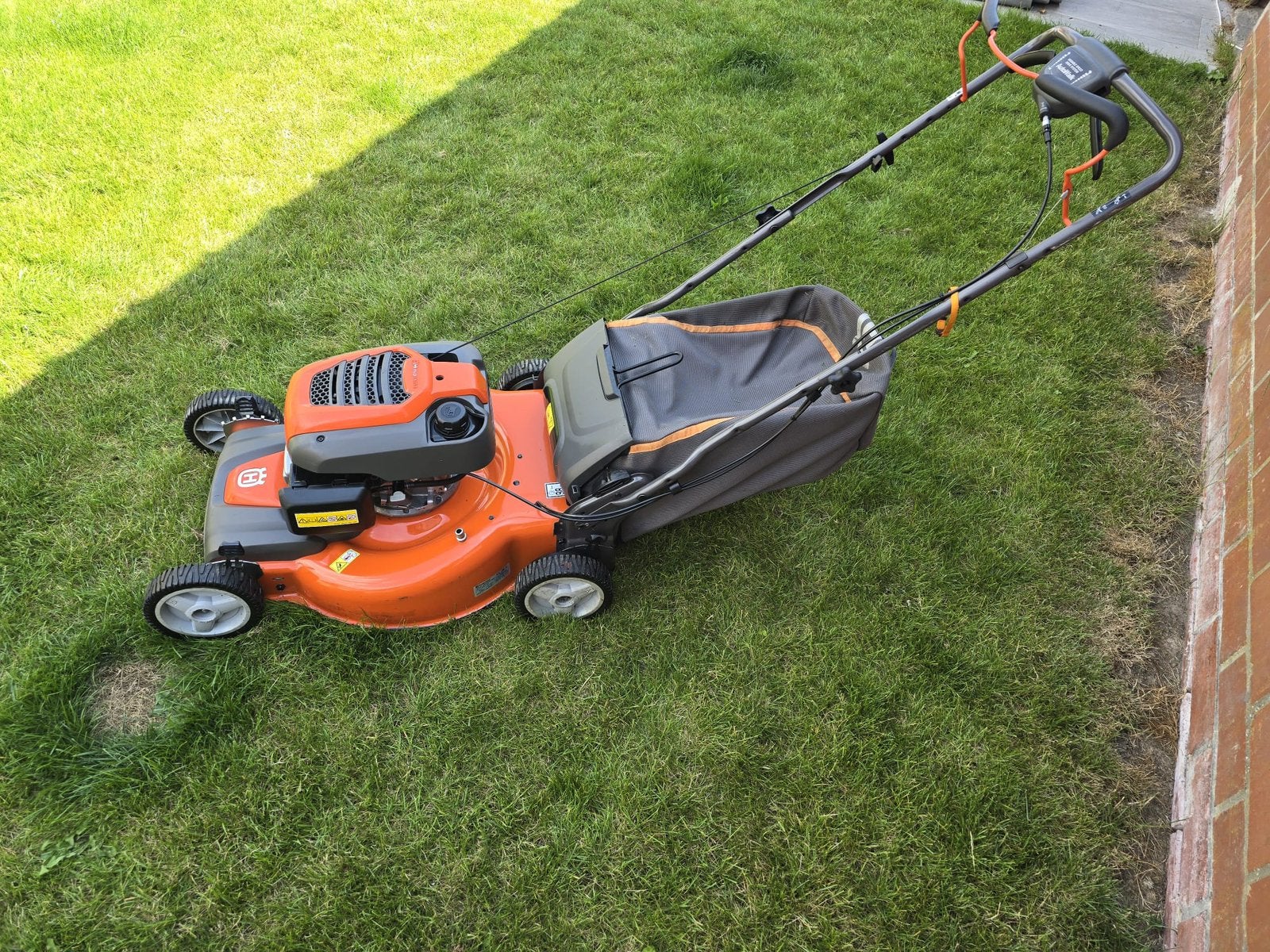 Husqvarna grasmaaier, Tuin en Terras, Grasmaaiers, Ophalen, Zo goed als nieuw, Opvangbak, Benzine-grasmaaier
