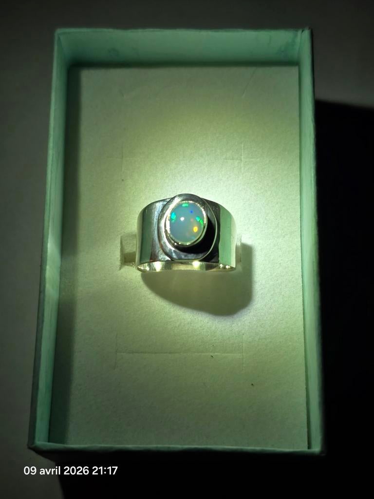 Bague chevalière en argent massif 925 avec opale naturelle, Neuf, Femme ou Homme, Enlèvement, Avec pierre précieuse
