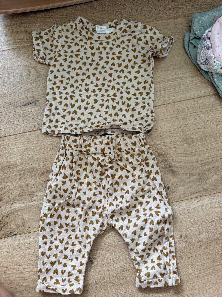 Ensemble H&M beige à motifs cœurs, Kinderen en Baby's, Babykleding | Maat 56, Jongetje of Meisje, H&M, Nieuw, Ophalen of Verzenden