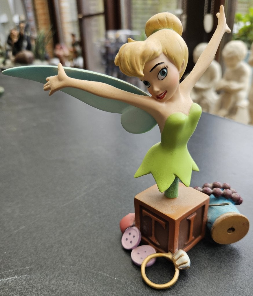Disney beeldje Tinkerbel Met Naaigerief, Verzamelen, Disney, Ophalen of Verzenden, Overige figuren, Zo goed als nieuw, Beeldje of Figuurtje