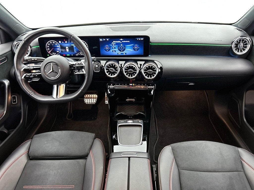 Mercedes-Benz A-klasse 250 e Hatchback AMG Line Night Pack |, Auto's, Stof, Zwart, 4 cilinders, 16 kWh