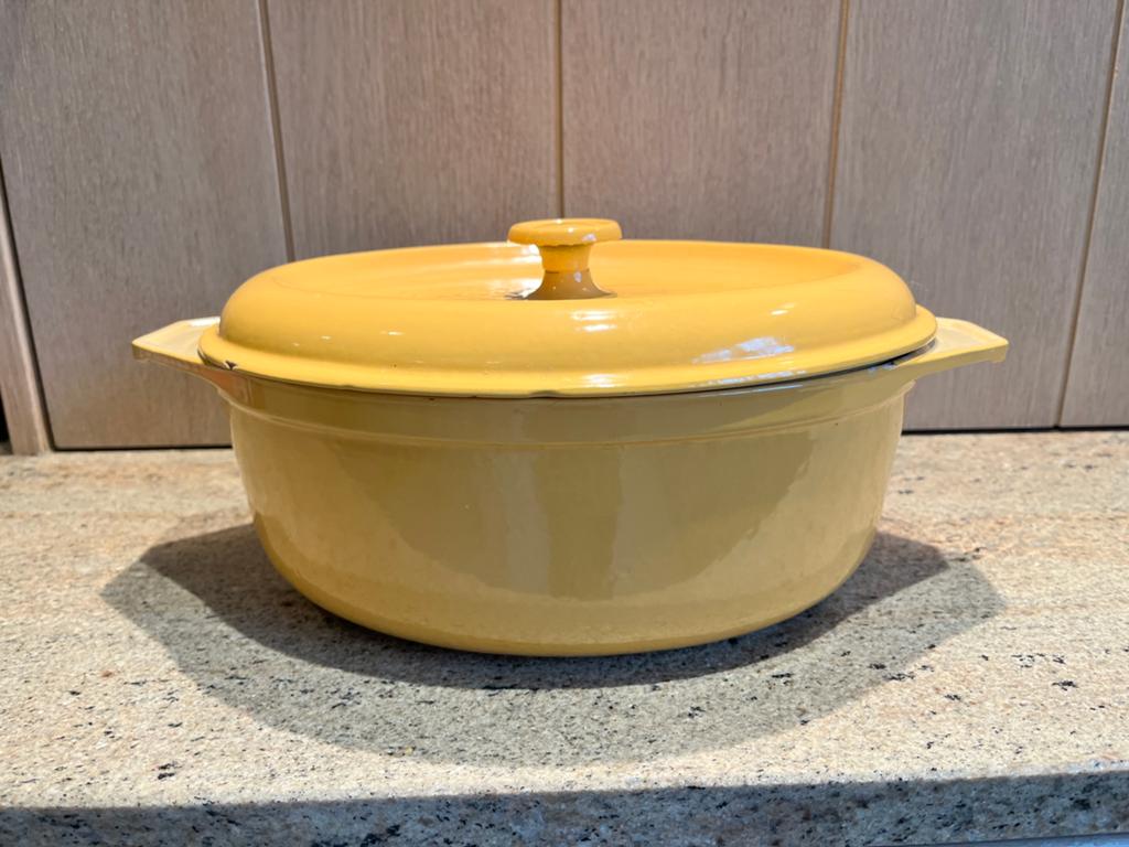 Mooie gietijzeren gele kookpot diameter 27,5 op 21,50 cm, Ophalen, Gebruikt, Gietijzer