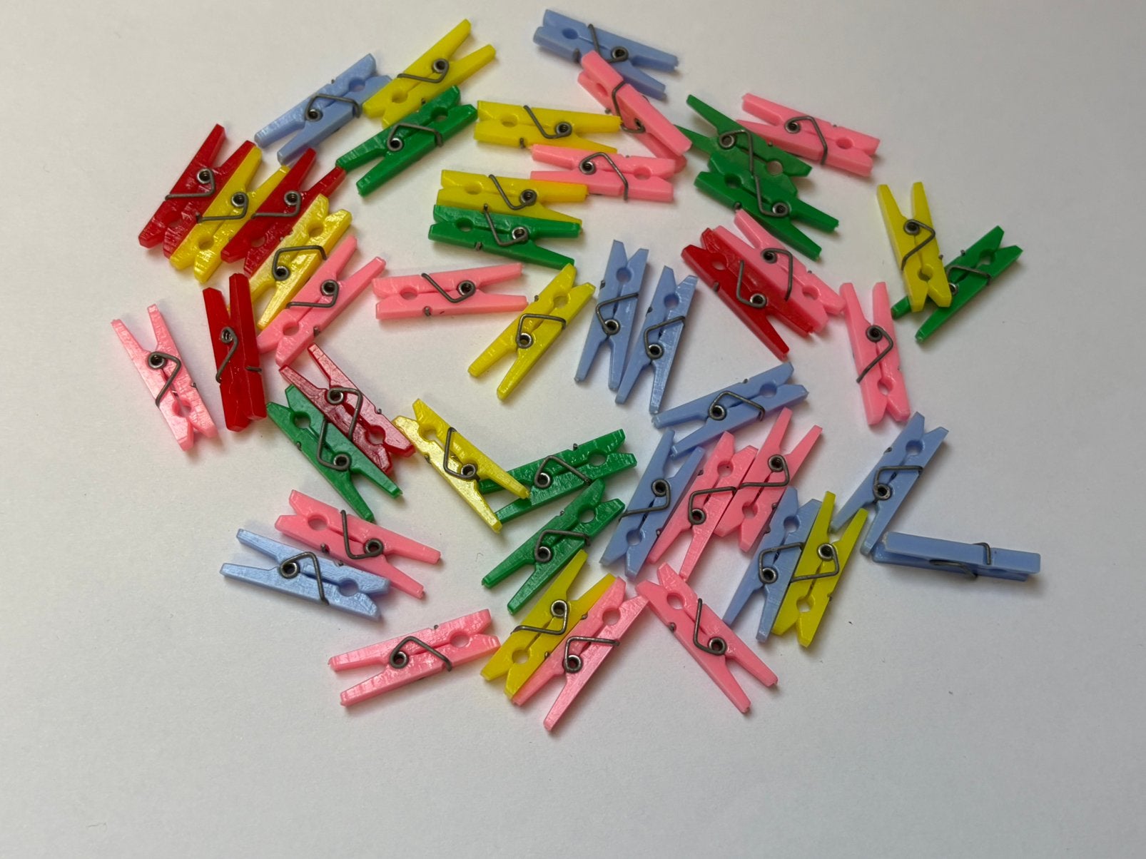 LOT Gekleurde knijpers - 25 mm, Ophalen of Verzenden, Nieuw, Knutselmateriaal