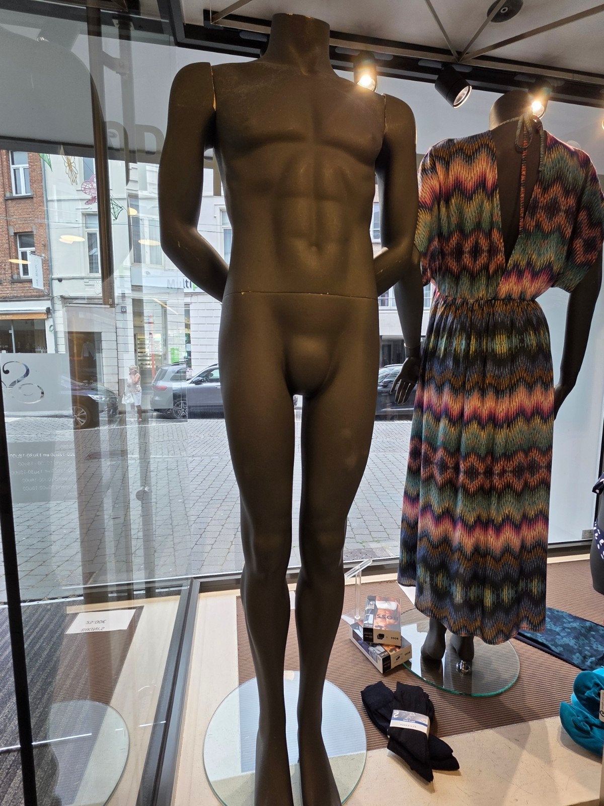 Diverse mannequins, Enlèvement