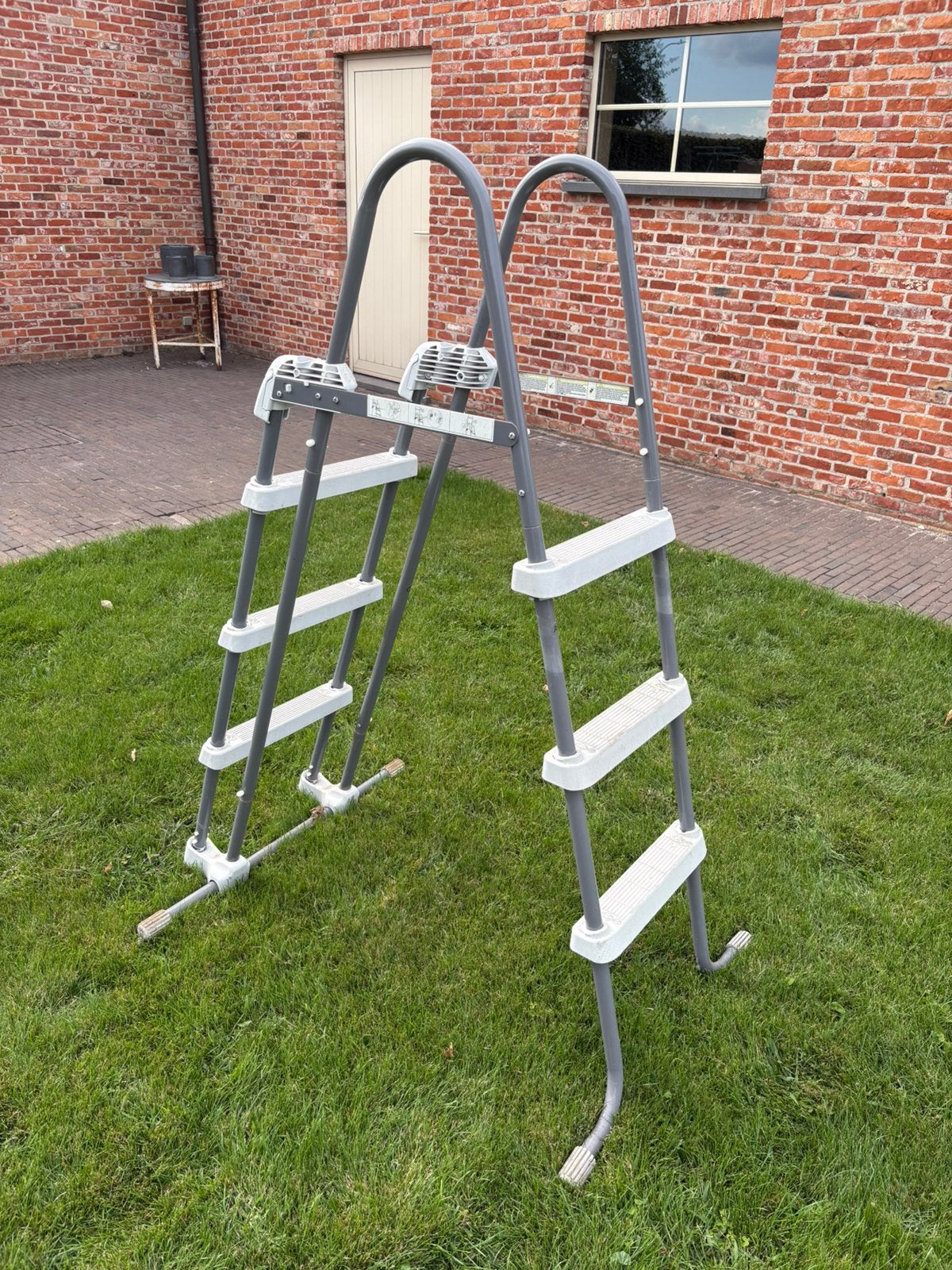 Zwembad trap grijs met witte tredes, Doe-het-zelf en Bouw, Ophalen, Gebruikt, Trap, Minder dan 2 meter