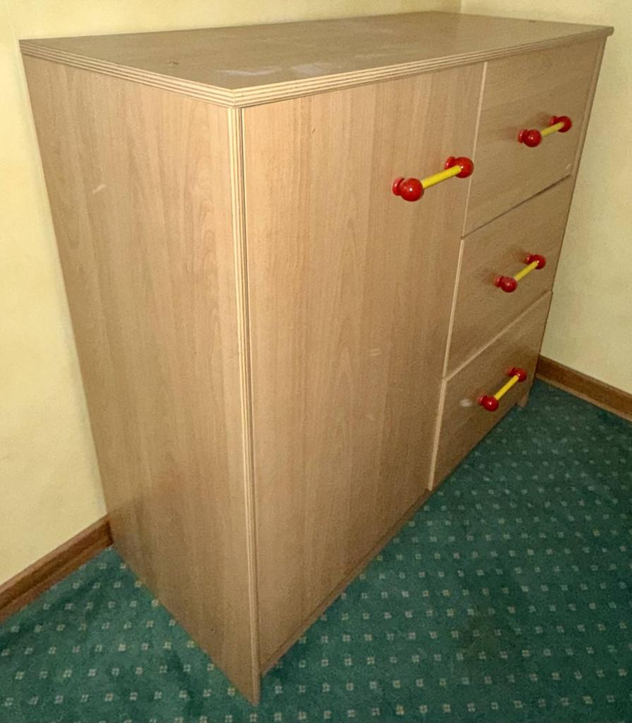 Kinderdressoir en kledingkast in grenen fineer, Ophalen, Gebruikt, Minder dan 140 cm, Minder dan 70 cm