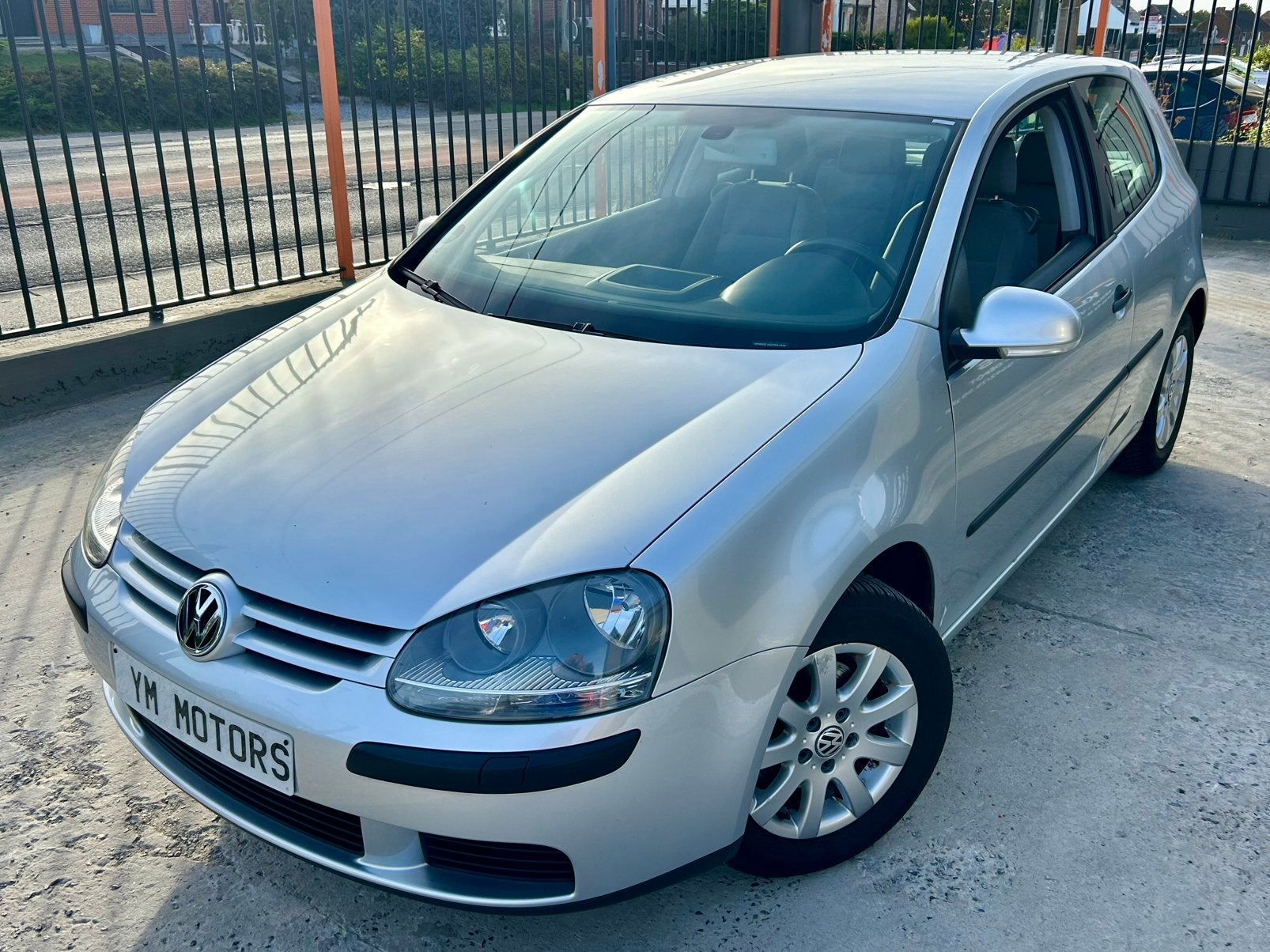 Volkswagen golf 5 edition 125.000 km benzine 3590€, Auto's, Voorwielaandrijving, Dealer onderhouden, Stof, 50 kW