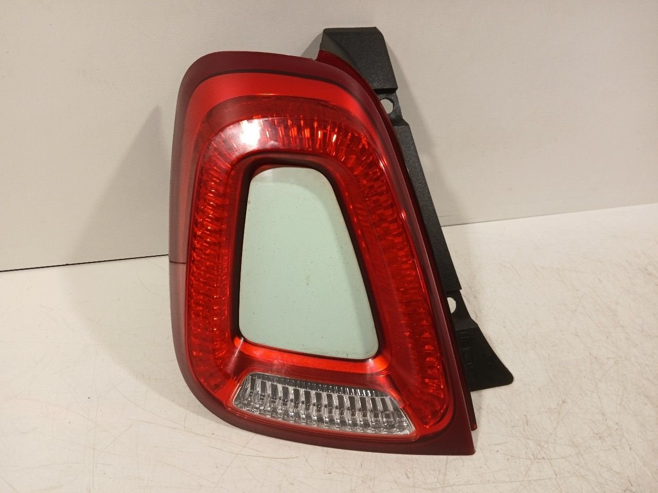 Achterlicht links buiten Fiat 500, Auto-onderdelen, Onderdelen@venauto.nl, Van der Ven Autorecycling B.V., Gebruikt, Ettenseweg 76, 4706 PB Roosendaal, The Netherlands