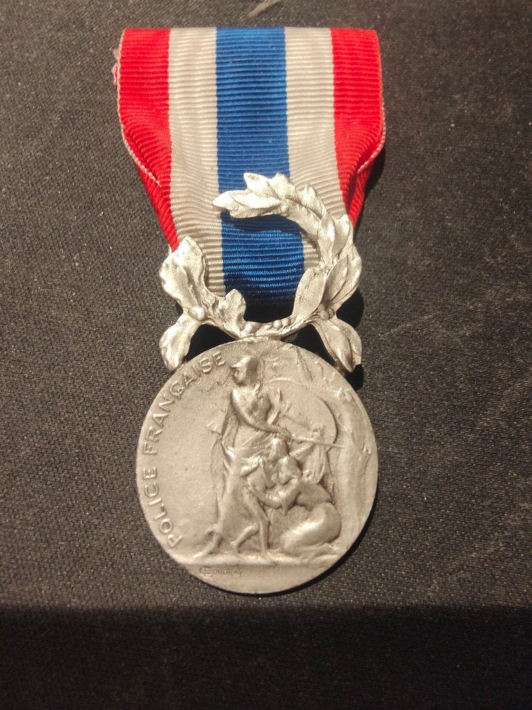 Médaille police française, Enlèvement ou Envoi