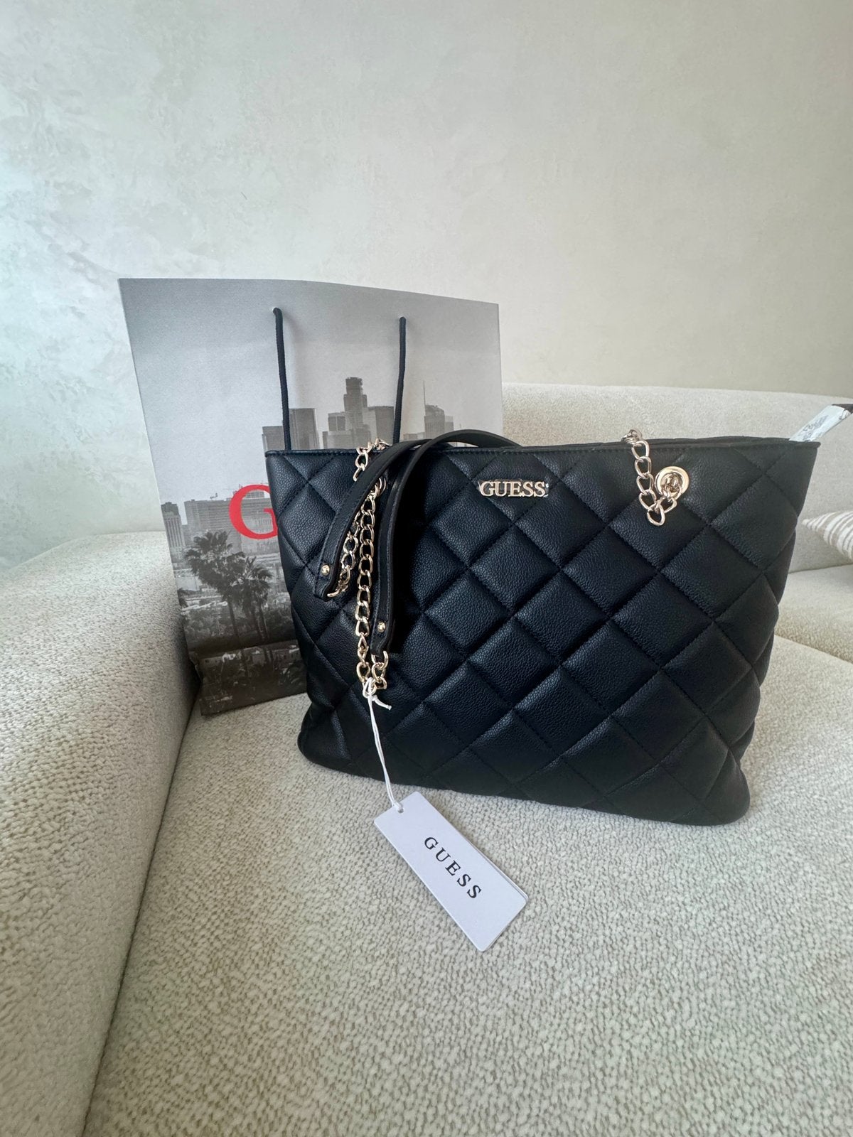 Sac Guess noir matelassé, Bijoux, Sacs & Beauté, Enlèvement ou Envoi, Neuf, Noir