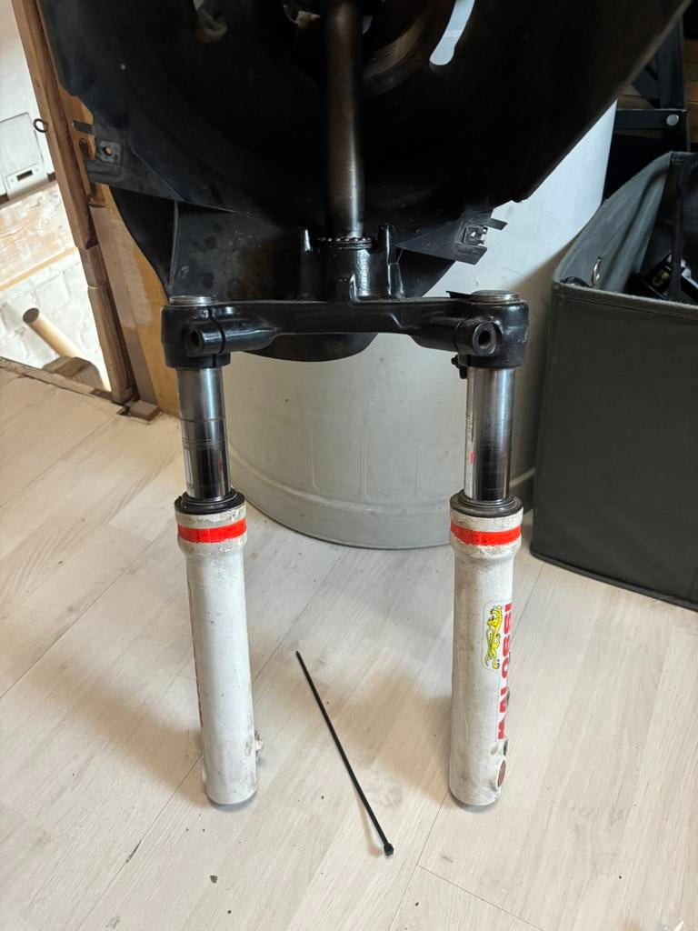 Mbk booster voorkant t stuk plus poten en lagers, Motoren, Ophalen of Verzenden