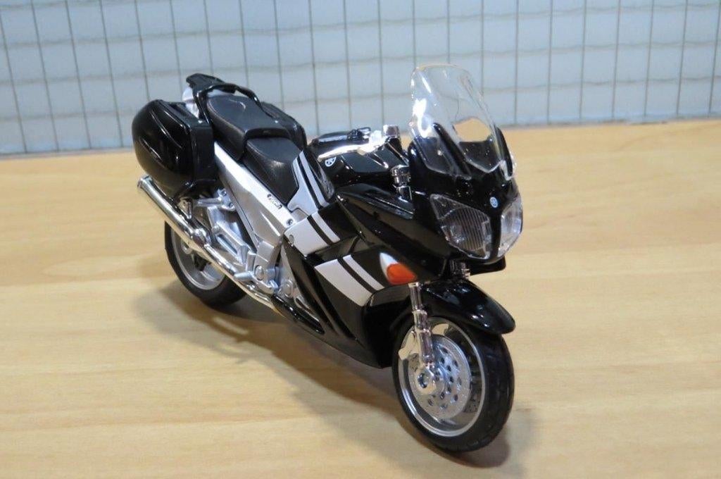 Yamaha FJR1300 1:18 zwart/wit 31300 blister, Enlèvement ou Envoi, Neuf, Moteur, Maisto