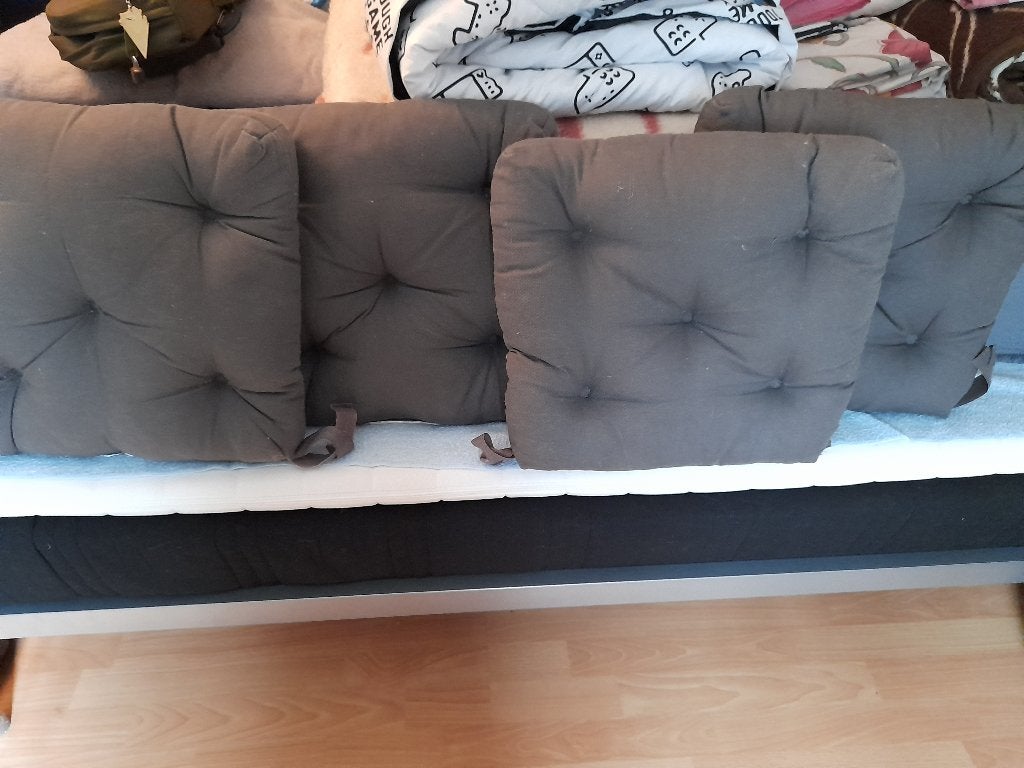 coussins de chaises, Enlèvement