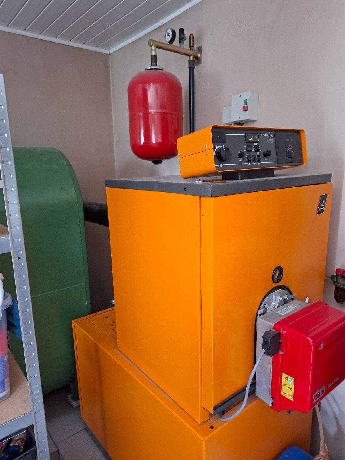 Gratis Mazouttank 2000L + brander. Beschikbaar 25/07, Doe-het-zelf en Bouw, Verwarming en Radiatoren, Ophalen