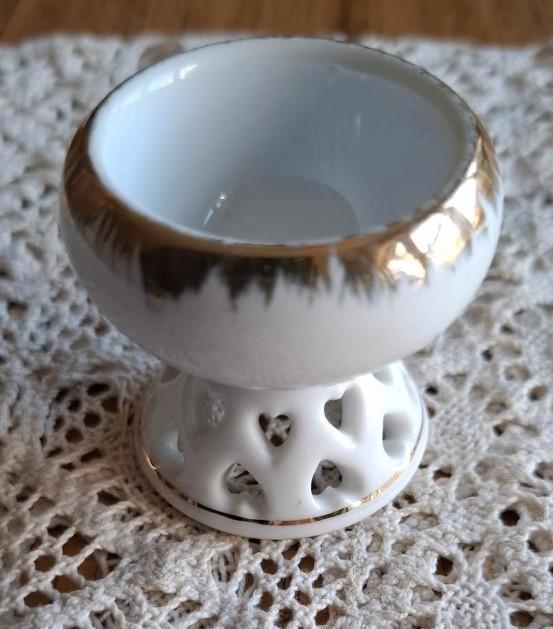 Wit porseleinen eierdopje, opengewerkte voet, hartjes, Enlèvement ou Envoi