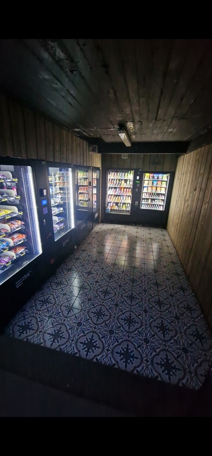 6 vending machines, Enlèvement