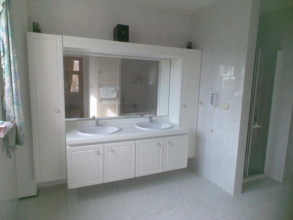Badkamer - bad/lavabo's/meubel/douche/kraanwerk, Ophalen, Zo goed als nieuw, Met douche