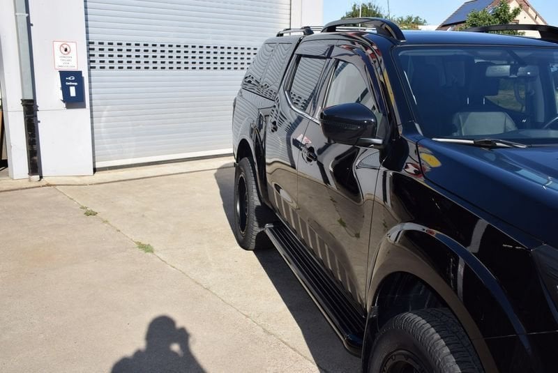 Nissan Navara dCi N-Guard Double Cab AUT, Auto's, Automaat, Gebruikt, 4 cilinders, Leder en Stof