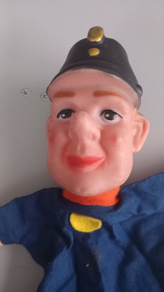 Oude poppenkastpoppen, Ophalen