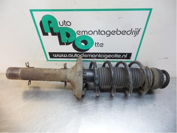 Schokdemperpoot rechts-voor van een Volkswagen Golf (Golf 97, Gebruikt, -, Volkswagen, -